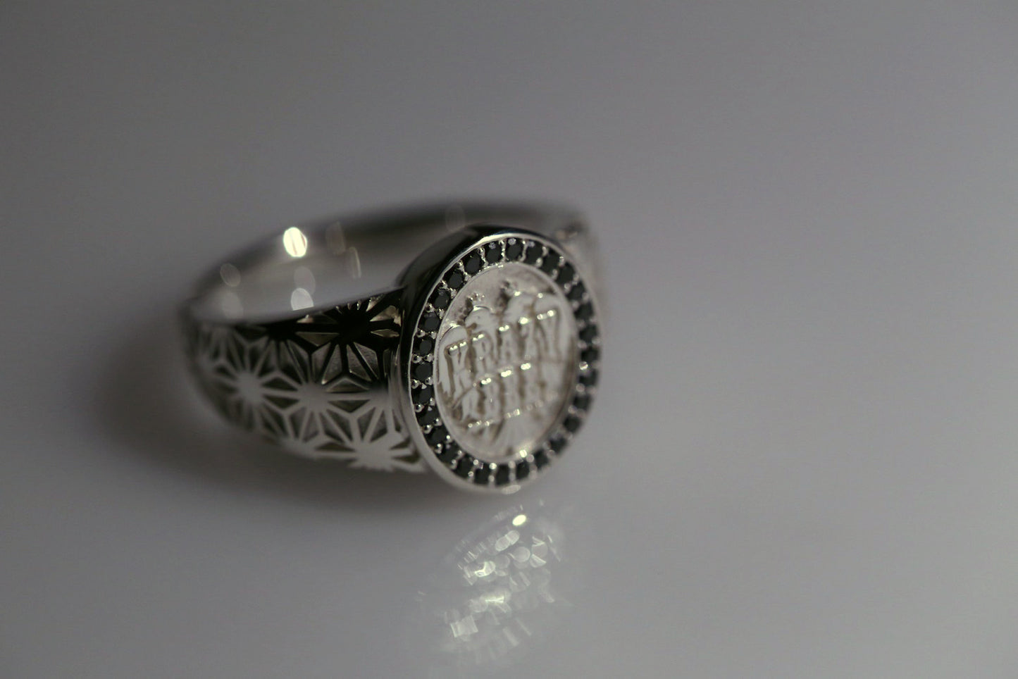 KRAZY BEE SIGNET RING