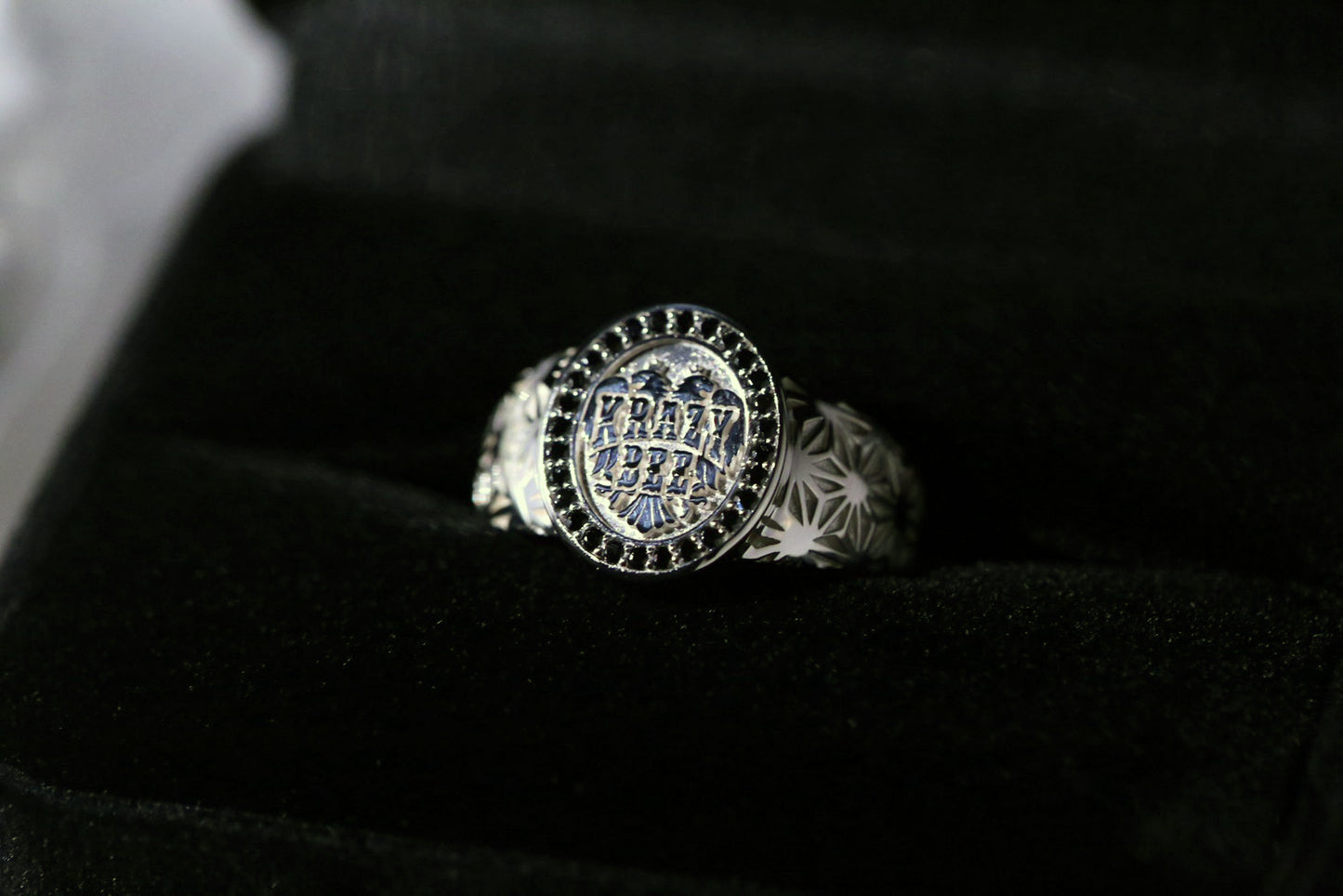 KRAZY BEE SIGNET RING