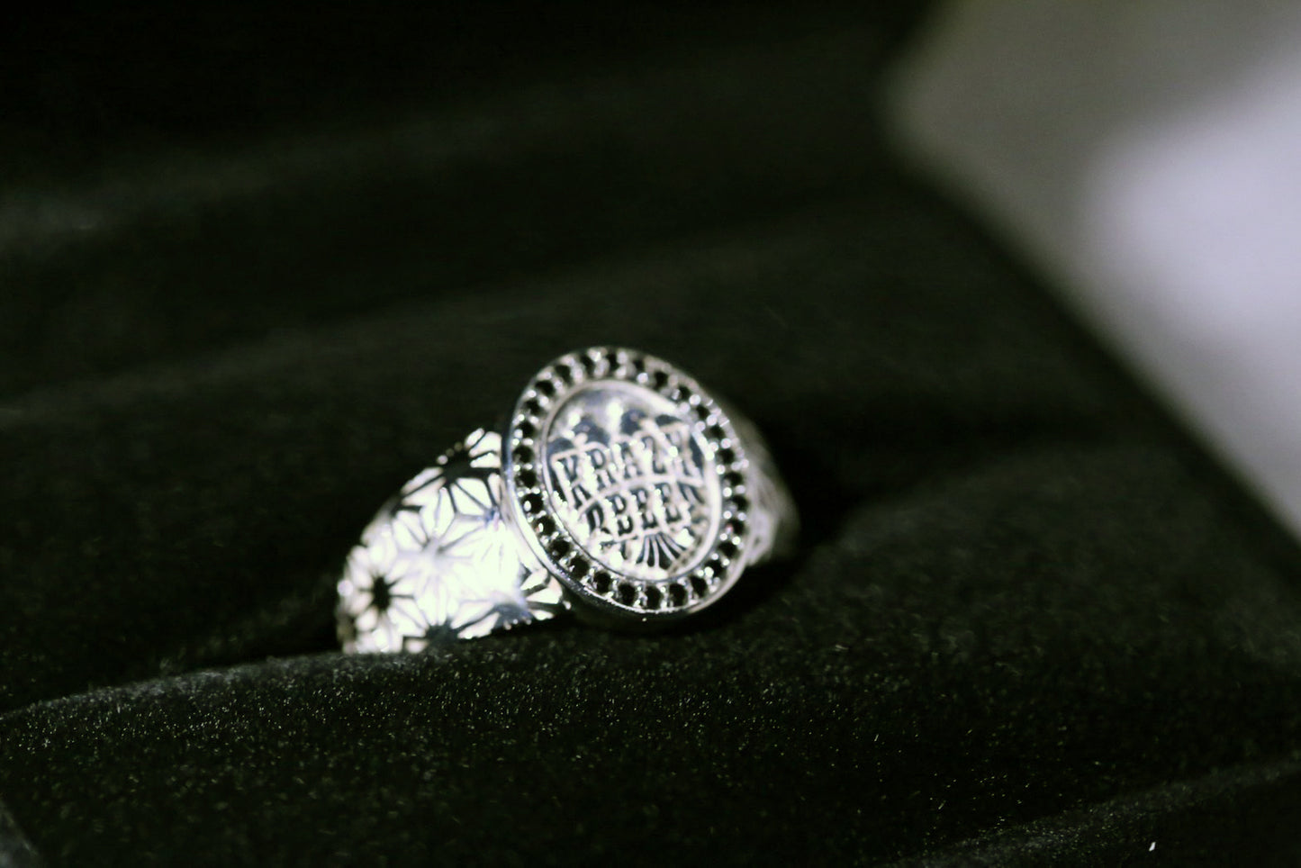 KRAZY BEE SIGNET RING