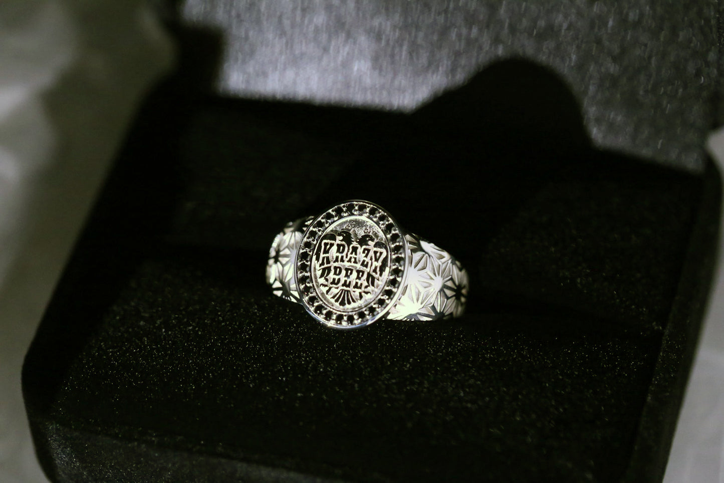 KRAZY BEE SIGNET RING